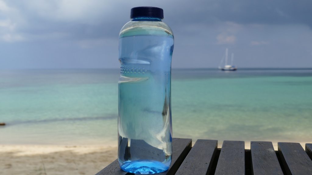 bottle 1613781 1920 1024x576 - Água Solarizada Azul
