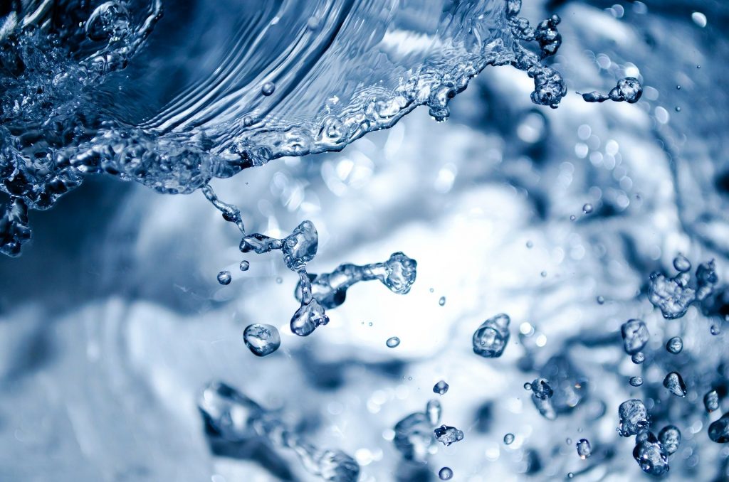 splashing 275950 1920 1024x678 - Água Solarizada Azul
